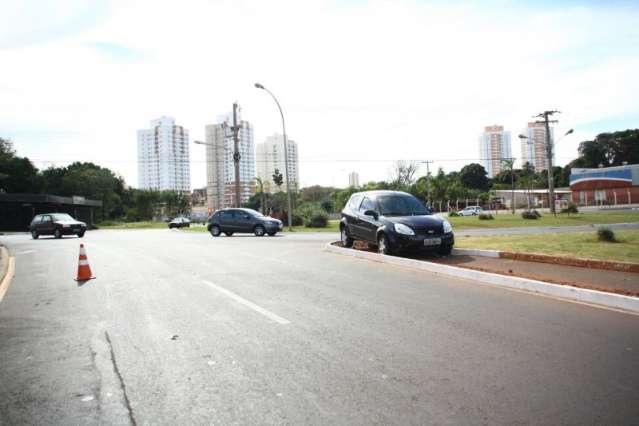 A caminho de concurso, motorista perde controle de carro e vai parar no canteiro