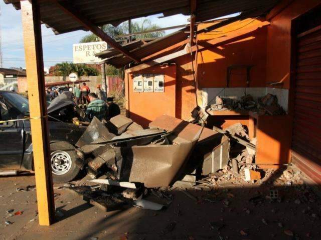 Motorista invade preferencial, bate em carro e atinge varanda de com&eacute;rcio