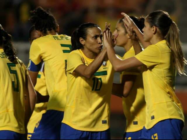  Brasil goleia a sele&ccedil;&atilde;o italiana na estreia do torneio de futebol feminino