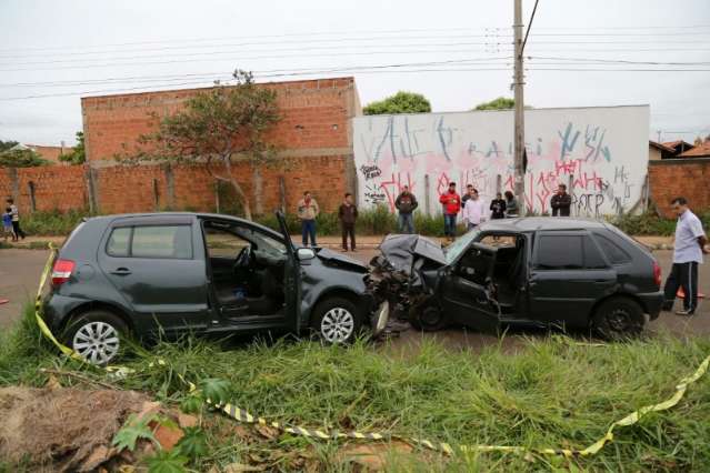 Carros batem de frente e 2 feridos s&atilde;o levados para Santa Casa