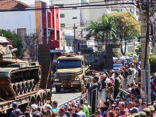 Carros do Exército passando pela 13 de Maio no desfile de 7 de Setembro do ano passado (Foto: Henrique Kawaminami/Arquivo)