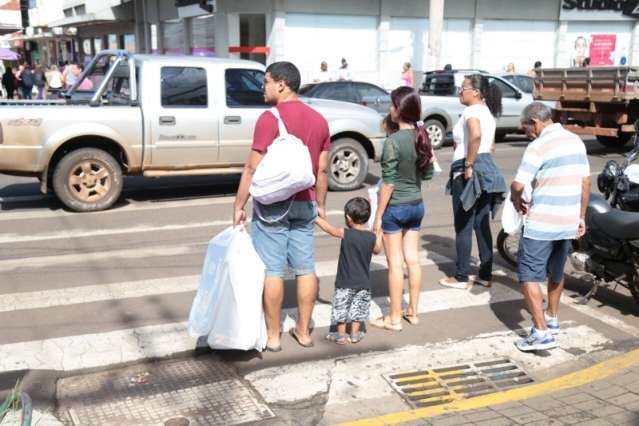 Fam&iacute;lias lotam lojas do Centro e Mercad&atilde;o em compras de &uacute;ltima hora