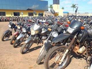 Dezenas de motocicletas apreendidas em pátio do Detran-MS (Foto: Divulgação)
