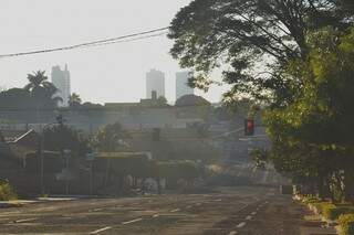 A quinta-feira amanheceu com céu parcialmente nublado, em Campo Grande. (Foto: Marcos Ermínio) 