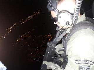 Policial militar sobrevoando bairro de helicóptero (Foto: Divulgação/ PM)