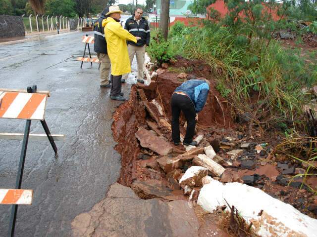  Prefeitura faz obra emergencial para conter desmoronamento  na Spipe Calarge 