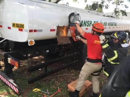 Polícia corta caminhão-tanque para retirar 3,5 toneladas de maconha