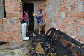 Jovem e dois filhos dormiam no local, mas se salvaram (Foto: Simão Nogueira)