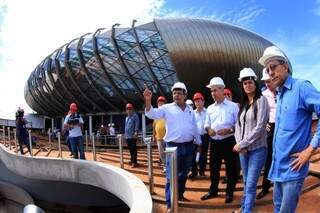 Reinaldo Azambuja em visita a obra que já consumiu mais de R$ 200 milhões. (Foto: Semad)