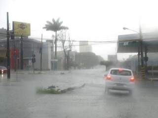 Chuva passageira caiu sobre Campo Grande no fim da tarde de hoje (Foto: Paulo Francis)