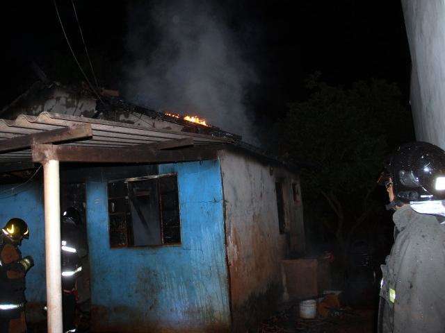 Bombeiros v&atilde;o apagar inc&ecirc;ndio em casa e encontram lava-r&aacute;pido em chamas