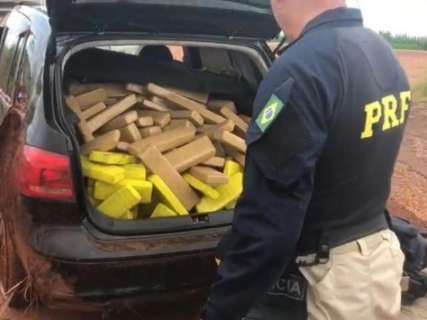 Ap&oacute;s persegui&ccedil;&atilde;o, adolescente capota carro e acaba apreendido com maconha