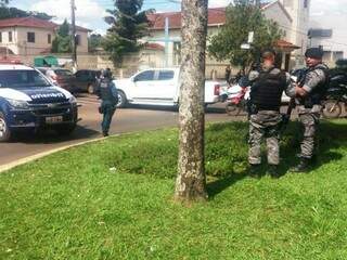 Local onde assaltantes foram mortos por PM de folga no início da tarde desta sexta em Ponta Porã (Foto: Direto das Ruas)