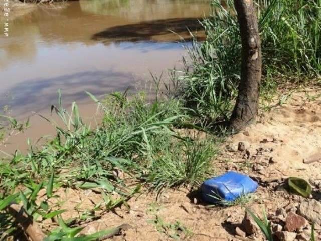 Pescadores se unem para limpar rio e reivindicar melhorias de acesso