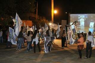Torcidas acompanham debate em telão no estacionamento do Crea (Foto: Alcides Neto)