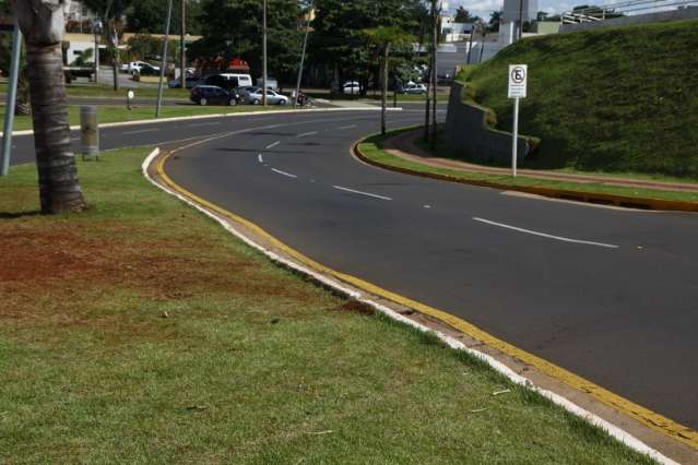 Asfalto &quot;afunda&quot; em avenida  e carros correm risco de ficar desgovernados