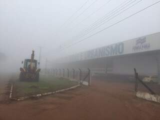 Em outro ponto da cidade, a neblina também permanece forte. (Foto: Vinicius Echeverria)