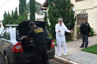 Polícia Federal cumpre mandado na casa de Adalberto Siufi. (Foto: Vanderlei Aparecido)
