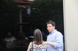 João ao lado de parentes em frente ao escritório (Foto: Marcos Ermínio)