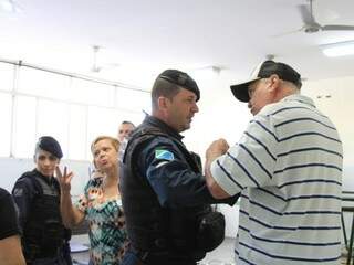 Policias militares tiveram de intervir para conter tumulto na Joaquim Murtinho. (Foto: Marina Pacheco)