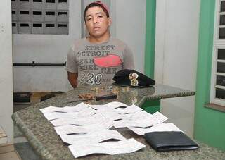 Jovem foi preso em flagrante com R$ 16 mil em cheques furtados de uma loja de material de construção. (Foto: Maikon Leal)