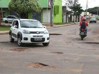Chuva aumentou número de buracos nas ruas da Capital; prefeito torce por estiagem para acelerar reparos. (Foto: Marcos Ermínio/Arquivo)