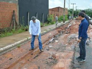 O prefeito Marquinhos Trad (de camisa azul) e o secretário de Infraestrutura, Rude Fiorese, vistoriam os estragos da chuva na rua Minas Novas, nas Moreninhas (Foto: Adriano Fernandes)