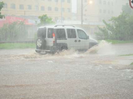 Chuva forte já provoca pontos de alagamento em Campo Grande