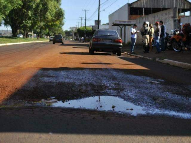 Ap&oacute;s passar em buraco motociclista prende p&eacute; em pedal e tem fratura 
