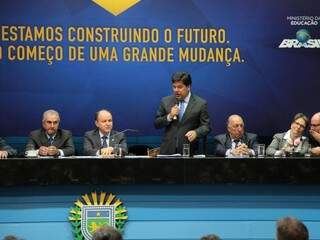 Ministro José Mendonça Bezerra Filho discursa ao lado de autoridades, como o governador (Foto: João Paulo Gonçalves)