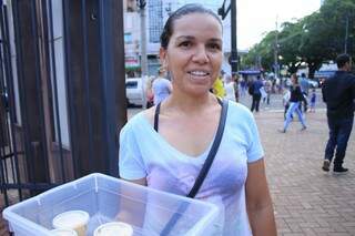 Elizângela comemora a venda dos produtos em menos de uma hora (Foto: Marina Pacheco)