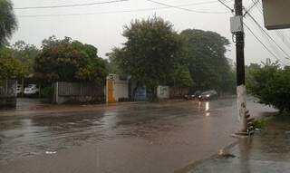 Corumbá amanhece sob chuva nesta segunda-feira (Foto: Diário Corumbaense) 