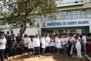 Quinta-feira foi de protesto em frente à prefeitura de Campo Grande. (Foto: Marcos Ermínio)