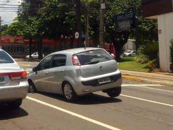 Asfalto cede e carro fica com roda presa em buraco na rua Bahia 