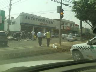 Leitor do Campo Grande News flagra de dentro do carro acidente envolvendo motociclistas. (Foto: Marlon Aguirre)