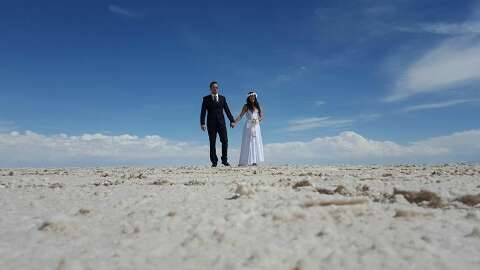 Vestido chega à noiva e atores se casam no meio deserto, em cenário perfeito