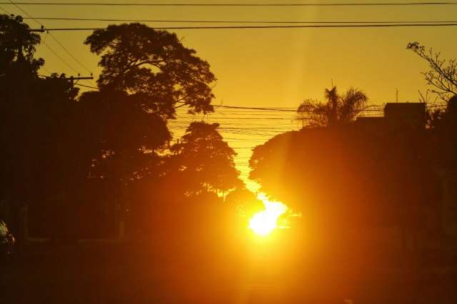 Quarta-feira ser&aacute; de calor e umidade do ar abaixo dos 30% em MS