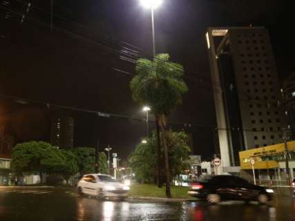 Com previsão de temporal, chuva já começa em bairros de Campo Grande