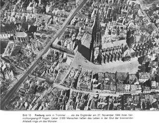 Foto da catedral logo após o bombardeio que devastou a cidade de Freiburg na Segunda Guerra Mundial