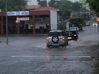 Rua Tônico de Carvalho ficou completamente alagada (Foto: Kisie Ainoã)