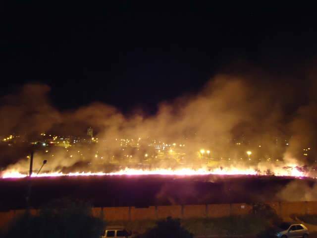  Inc&ecirc;ndio em terreno ultrapassa muro e assusta vizinhos