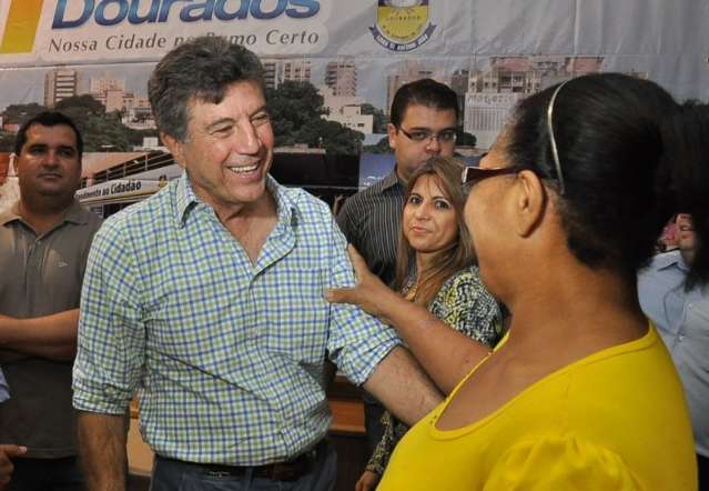 Asfalto chega a 22 bairros ainda neste ano, anuncia prefeito