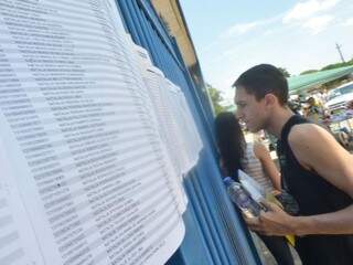 Estudante confere resultado de prova (Foto: Marcello Casal/Agência Brasil/Arquivo)
