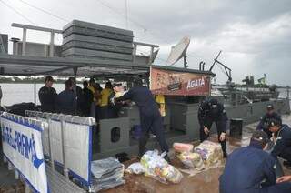 Um navio da Marinha foi enviado à comunidade Paraguai-Mirim com cestas básicas e equipe de profissionais da saúde (Foto: Marinha do Brasil)