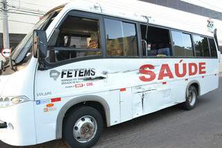 Lateral esquerda do micro-ônibus da Fetems ficou danificada. (Foto: Simão Nogueira)