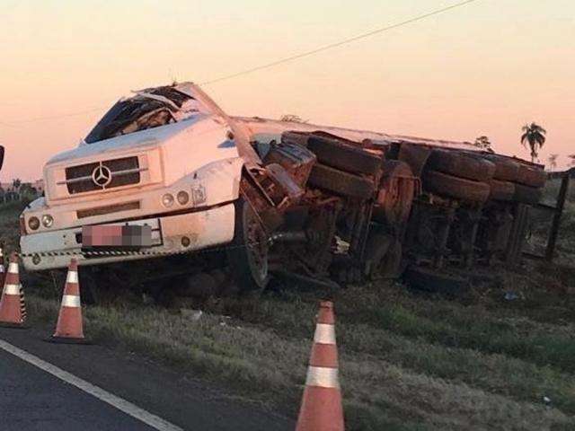 Carreta tomba ap&oacute;s condutor desviar de outro acidente na MS-276