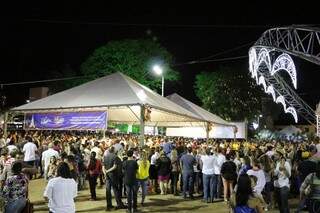 População vai pagar R$ 1 pela tarifa de ônibus à noite até dia 26 para acompanhar atrações na praça (Foto: Eliel Oliveira)