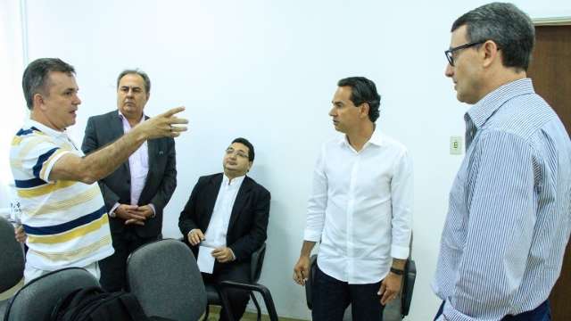 Em reuni&atilde;o, alternativa de transporte coletivo &eacute; apresentada ao prefeito