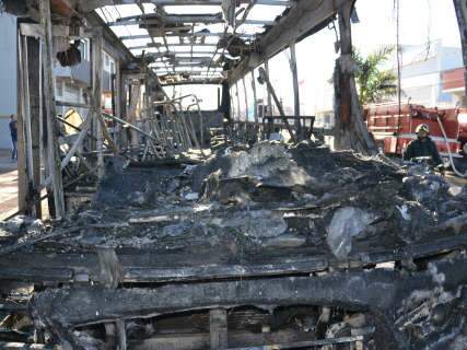  Ônibus pega fogo e fica destruído na avenida Zahran em Campo Grande 