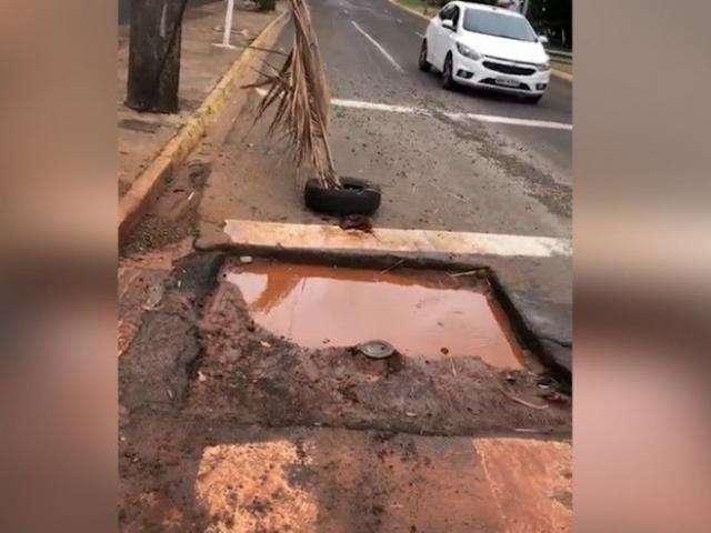 Na avenida Ernesto Geisel, reparo em buraco n&atilde;o durou nem um dia